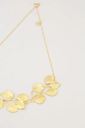Choker with grooved detailing