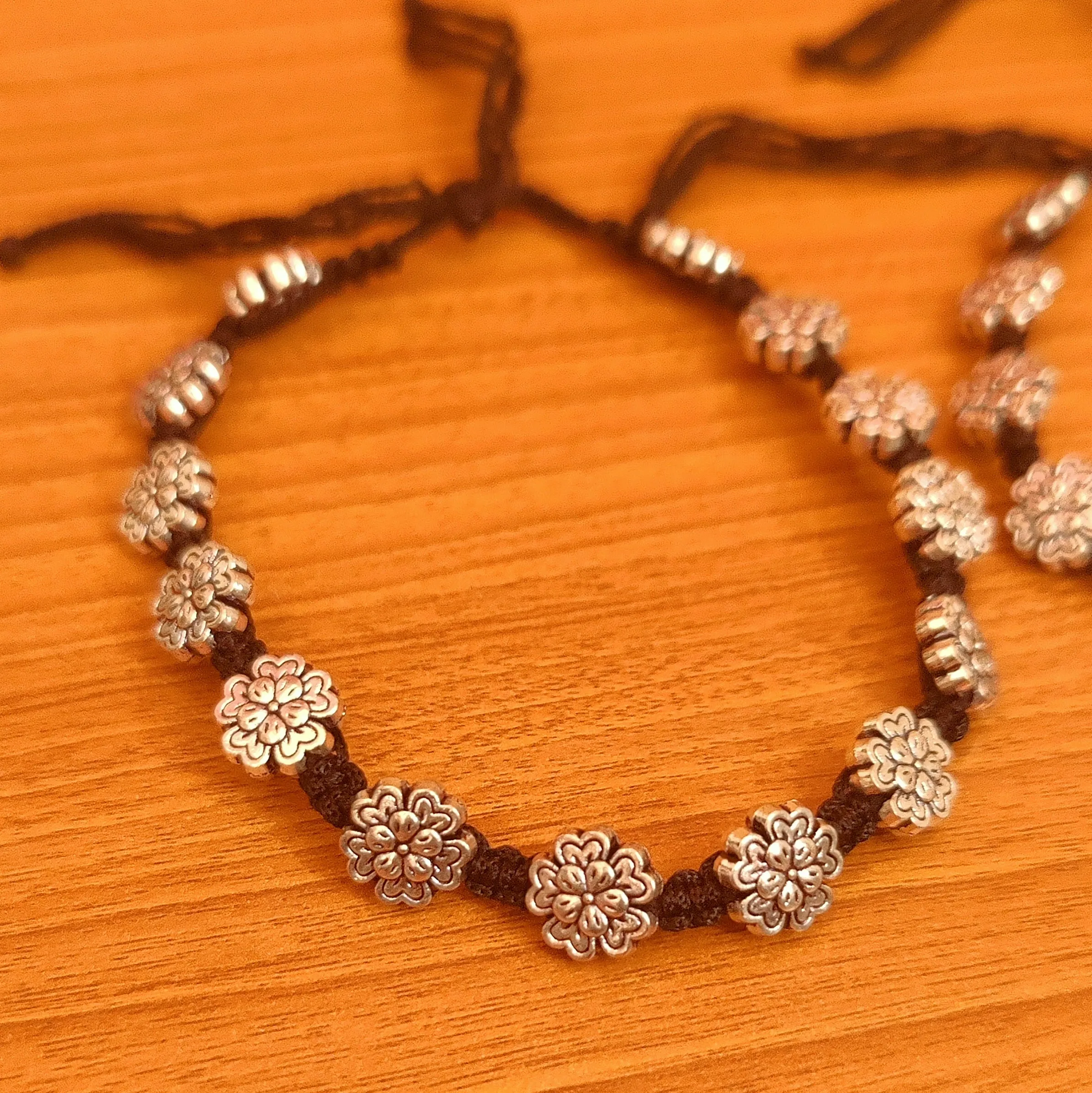 FLOWER PATTERN SILVER LOOKALIKE ADJUSTABLE ANKLETS