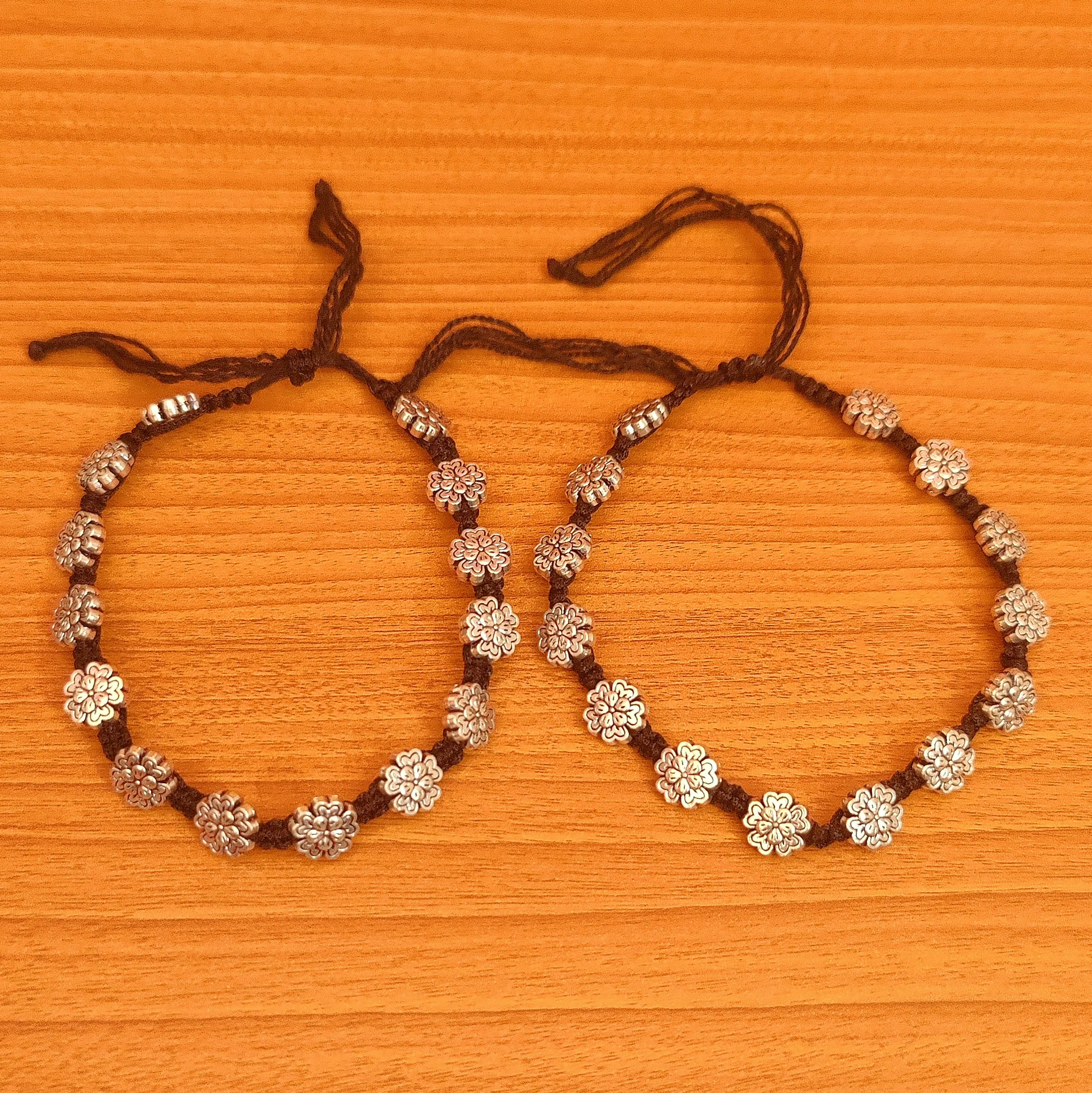 FLOWER PATTERN SILVER LOOKALIKE ADJUSTABLE ANKLETS